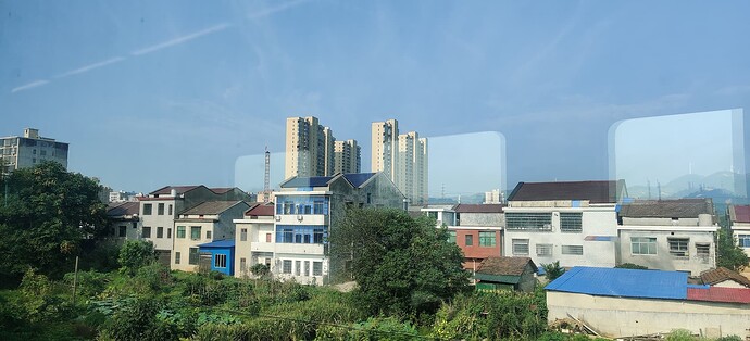 列车经过灰山港镇（沿线唯一火车穿越镇中心的镇）