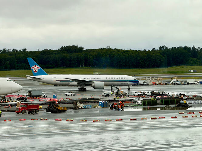 停机坪上的中国南方货运航空的 777F