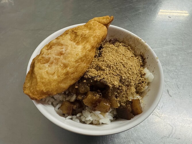 肉燥饭配半熟煎鸭蛋