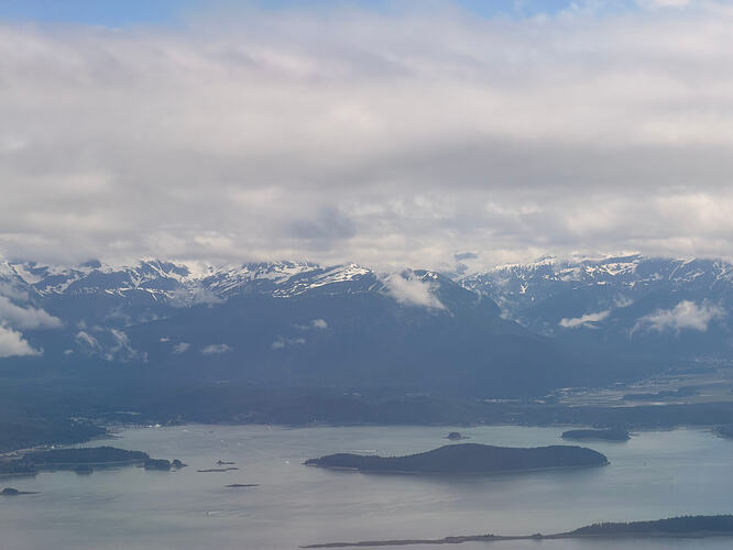 AS208 最终进近 JNU:雪山、海湾与游轮