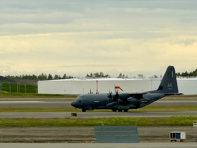 ANC 跑道上的军用 C-130 运输机