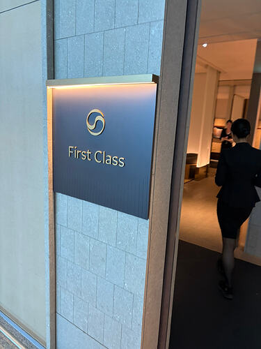 头等check-in在公务柜台旁边一个小房间