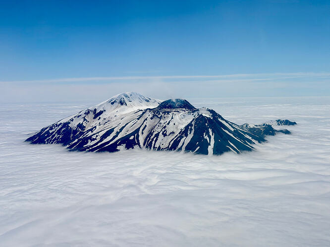 进近 Adak 时掠过积雪覆盖的大锡特金火山