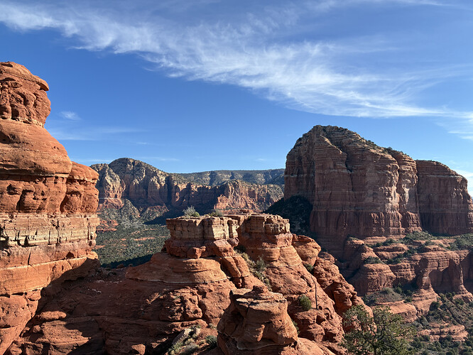 对面石台有Bell Rock签名打卡盒子