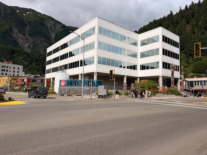朱诺市中心 Sealaska 大楼与山坡