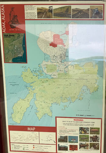 Adak 市政厅门口的地图和简易介绍
