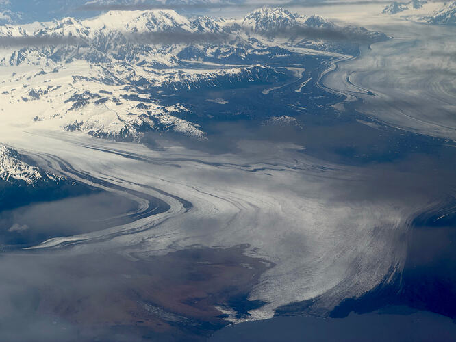 Bering Glacier 多条冰流汇合处的中碛纹理