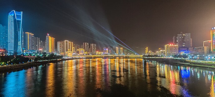 最左边那个蓝色楼是温德姆酒店