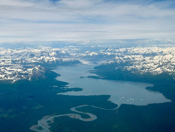 Yakutat Glacier 退缩后形成的 Harlequin Lake
