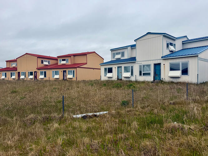 Adak 旧海军住宅区的废弃房屋