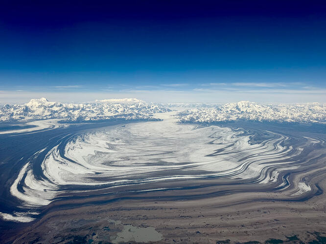 Sít’ Tlein(Malaspina Glacier)的扇形冰川与弧状冰碛