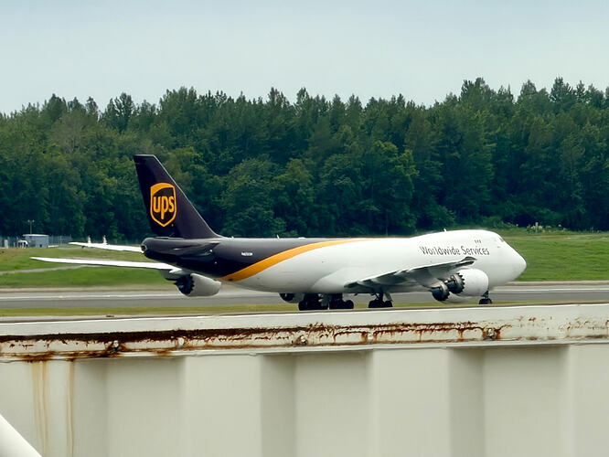 ANC 跑道上的 UPS 747 货机