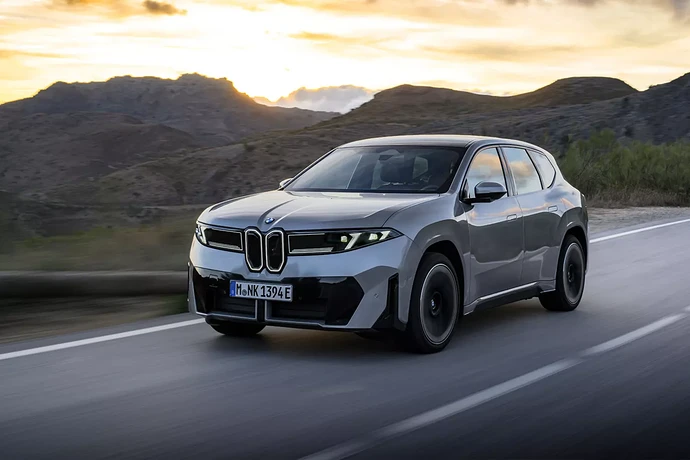 Grå BMW iX3 set skråt forfra i solnedgang|1493xnull