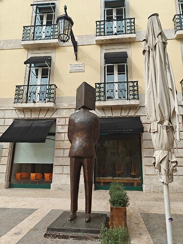 Pessoa Statue