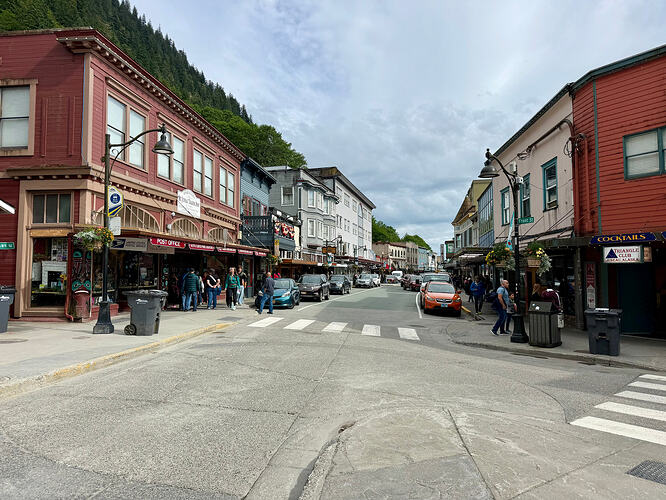 朱诺市中心 Front Street 商铺街景