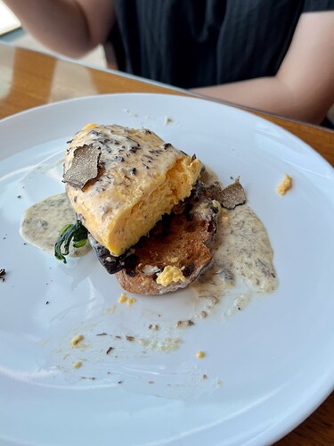 吃过才知道要拍照的Wild Mushrooms Omelette