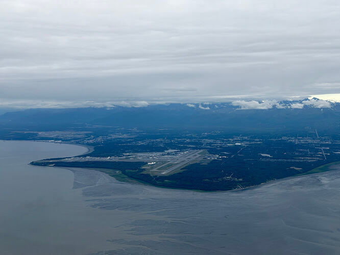 进近 ANC 时俯瞰 Anchorage 城区与 Chugach Mountains