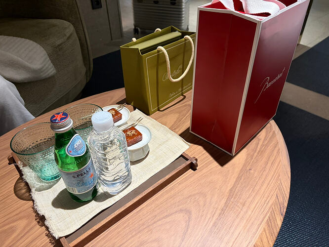 check-in还送伴手礼，那个淘宝查了下伴手礼是个玻璃杯，要卖4000一对 😂