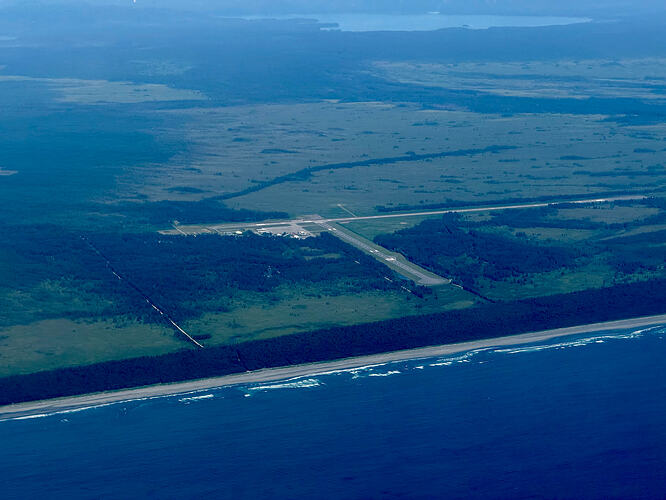 进近 Yakutat Airport 时的跑道与海岸