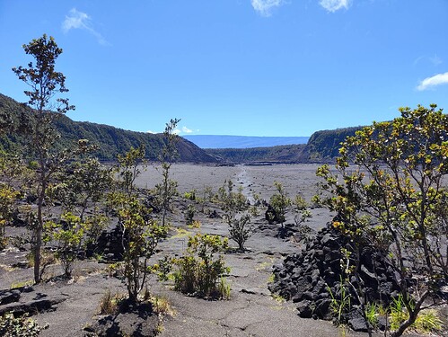 晴空万里的火山口