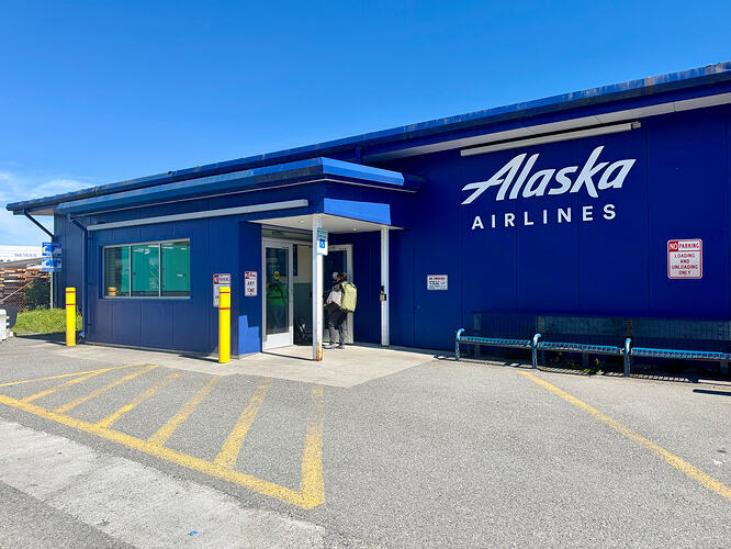 Yakutat Airport 航站楼入口与木质雨棚