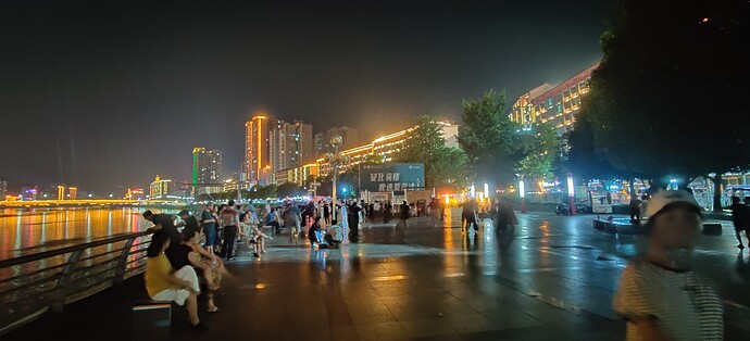 河边的市民广场