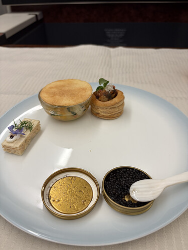 鱼子酱小小一碟，寒酸