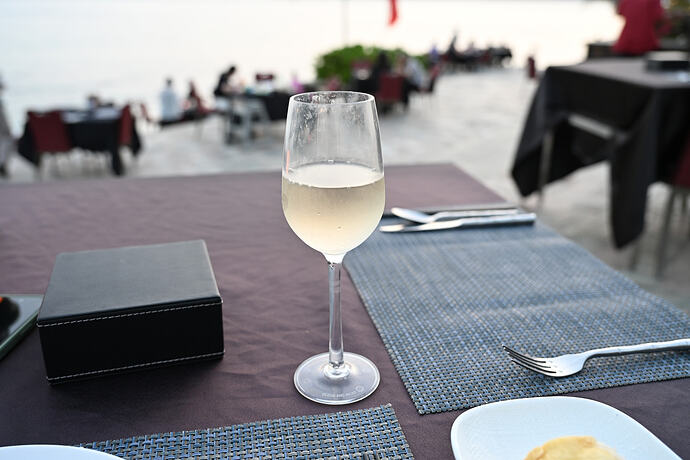 没擦干净的酒杯和不知名白葡萄酒，酸涩味道过重