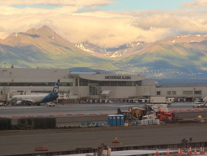 夕阳下的 ANC 航站楼 与 Chugach Mountains