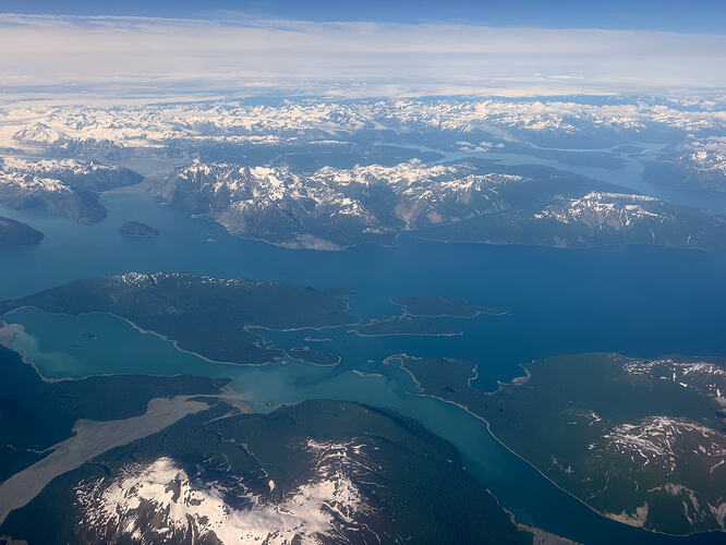 Glacier Bay 湾口与 Dundas Bay