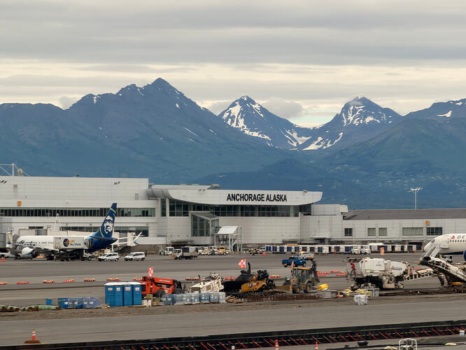 ANC 航站楼与 Chugach Mountains