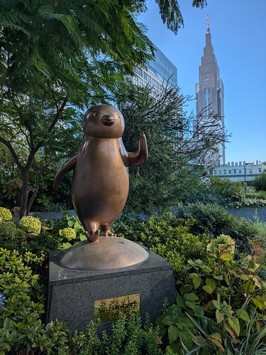 JR东沙雕企鹅铜雕