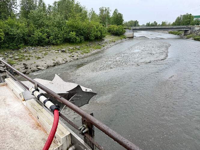 雨天的 Ship Creek 河道与观鱼平台