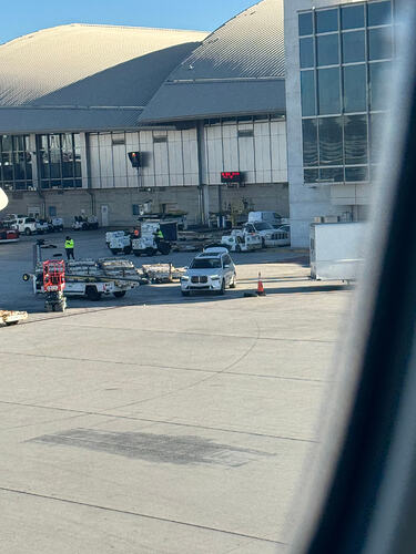 飞机上就看到了接我的bmw7