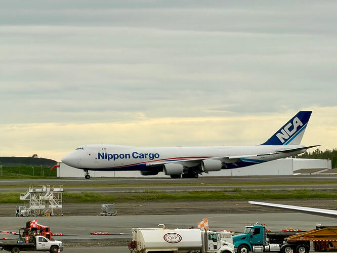ANC 跑道上的 Nippon Cargo Airlines 747 货机