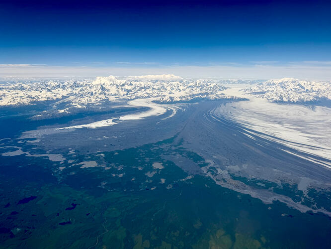 Sít’ Tlein(Malaspina Glacier)从山谷铺向海岸平原
