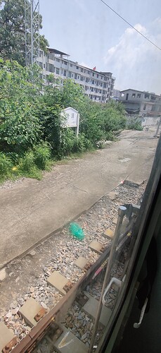 不知为什么我们的车前几节车厢会停在站外，即使站台长度够