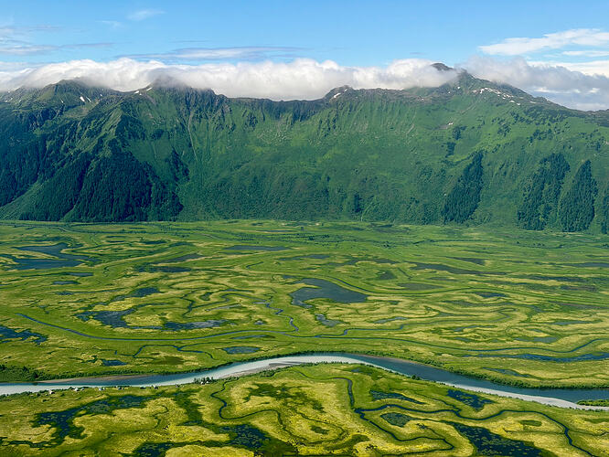 Government Slough 水道与北侧山脊