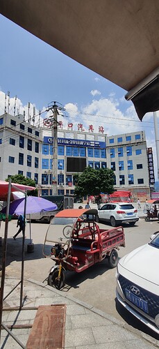 安化一侧的“安化县新引擎培训学校”