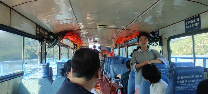 船舱内景，90%都是从头做到尾的游客