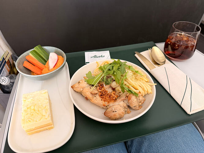 ANC-ADK 头等舱餐食:鸡肉意面、蔬菜蘸酱与蛋糕