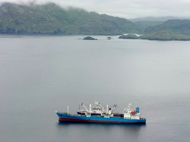 Kuluk Bay 中的渔业运输船与 Kagalaska Island