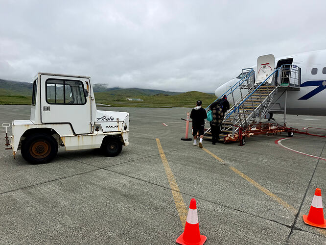 ADK 停机坪上生锈的登机梯与 Alaska 地勤牵引车