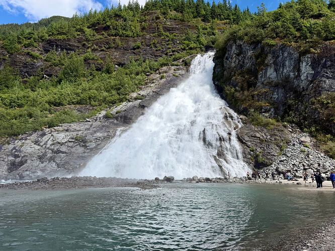 近距离仰望水雾飞溅的 Nugget Falls