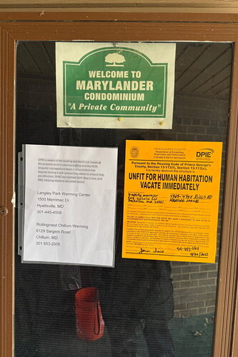 公寓社区公告栏内张贴的告示