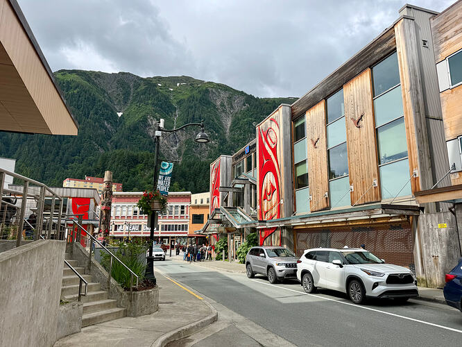 朱诺市中心木质建筑、图腾装饰与山景