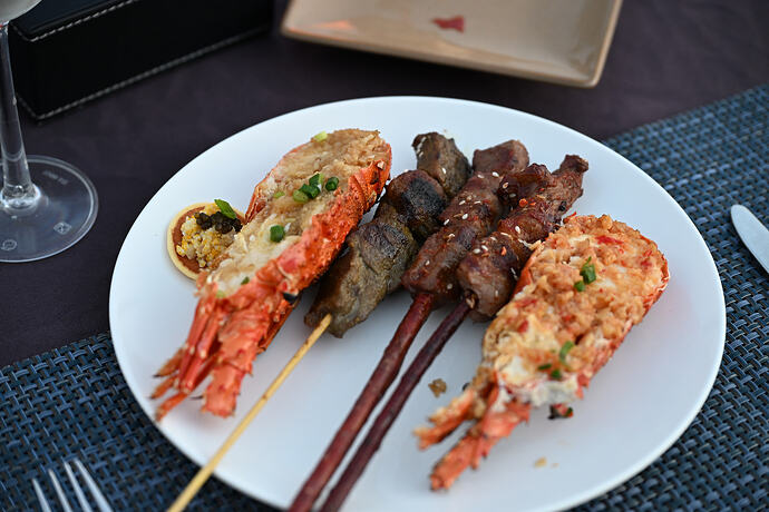 龙虾肉不错，但是有些吃得出来老了，有些是新鲜的