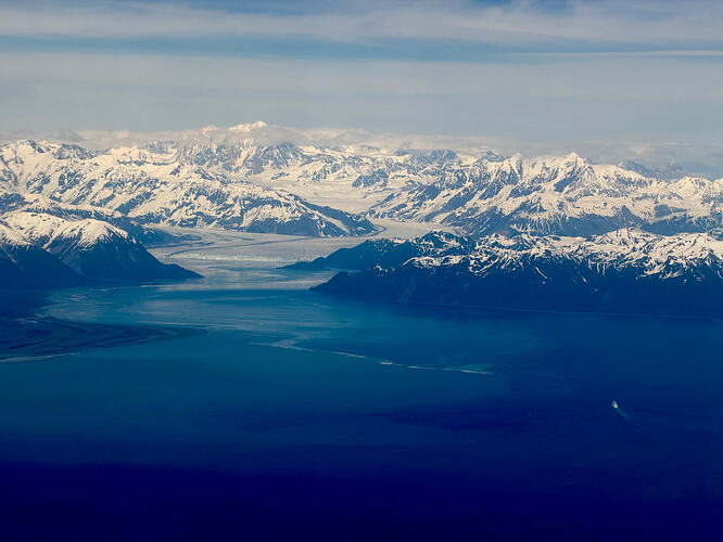 Disenchantment Bay 尽头的 Hubbard Glacier 冰墙