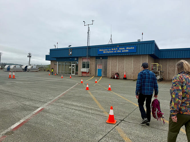 乘客从停机坪步行进入 N.A.F. Adak 小型航站楼