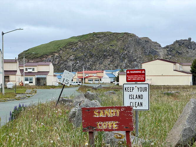 Sandy Cove 社区与独特的告示牌